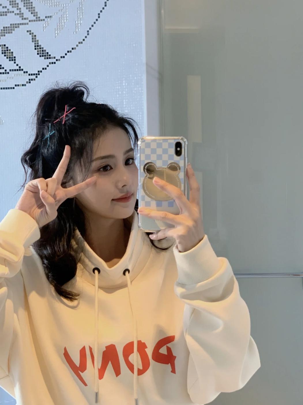 别再披头散发了教你一招秒变女神,今年别再披头散发了三款减龄发型