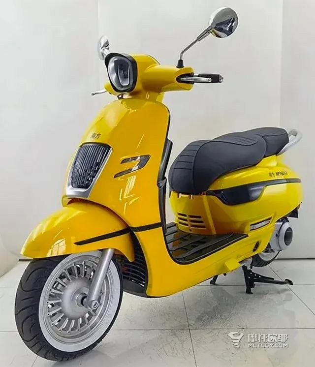 外形跟机车一样的踏板车,外观像电动车的踏板