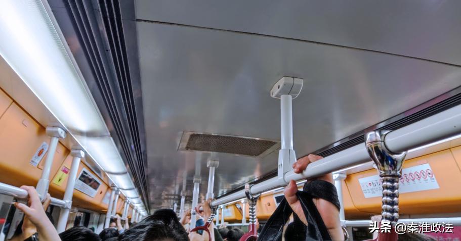 地铁咸猪蹄怎么处罚,男子地铁咸猪手被辅警极速抓获