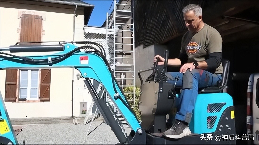 法国大爷网购中国迷你挖掘机,美国大爷买挖掘机