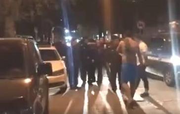 3名老外街头*戏调**中国女孩，公然挑衅警察，最终惨遭东北小伙围殴