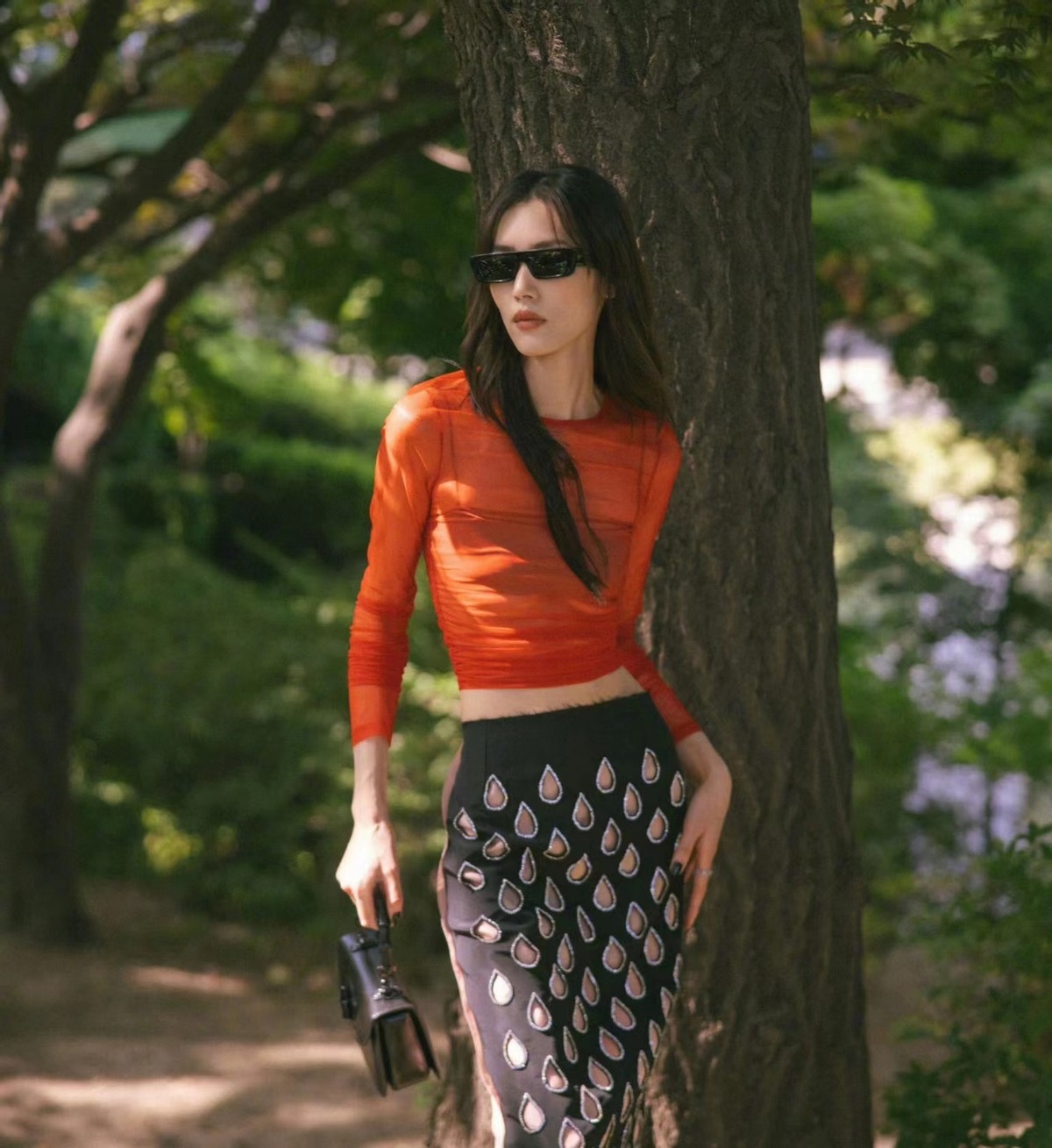 刘雯在韩国GUCCI大秀上太惊艳！一身红衣亮相，真是纸片人身材啊