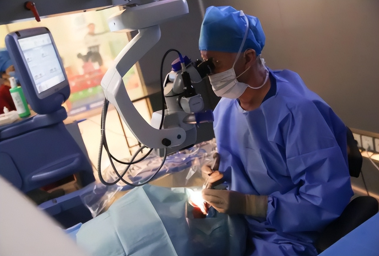 用激光手术治疗近视的人现在如何,激光手术治近视眼后又近视