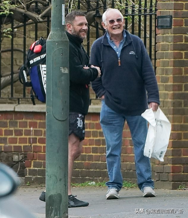 汤姆哈迪休息日前往武术馆，中途和邻居聊天，胡子拉碴似普通大叔
