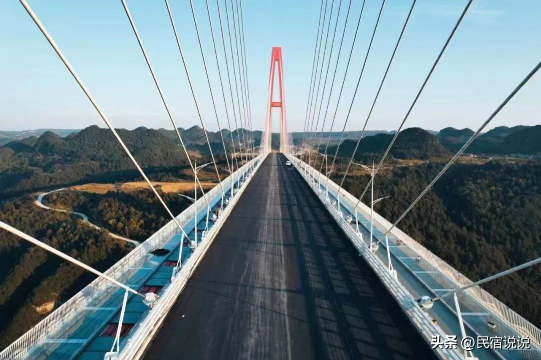 在云雾缭绕的朵花特大桥边隐藏着一家温泉酒店