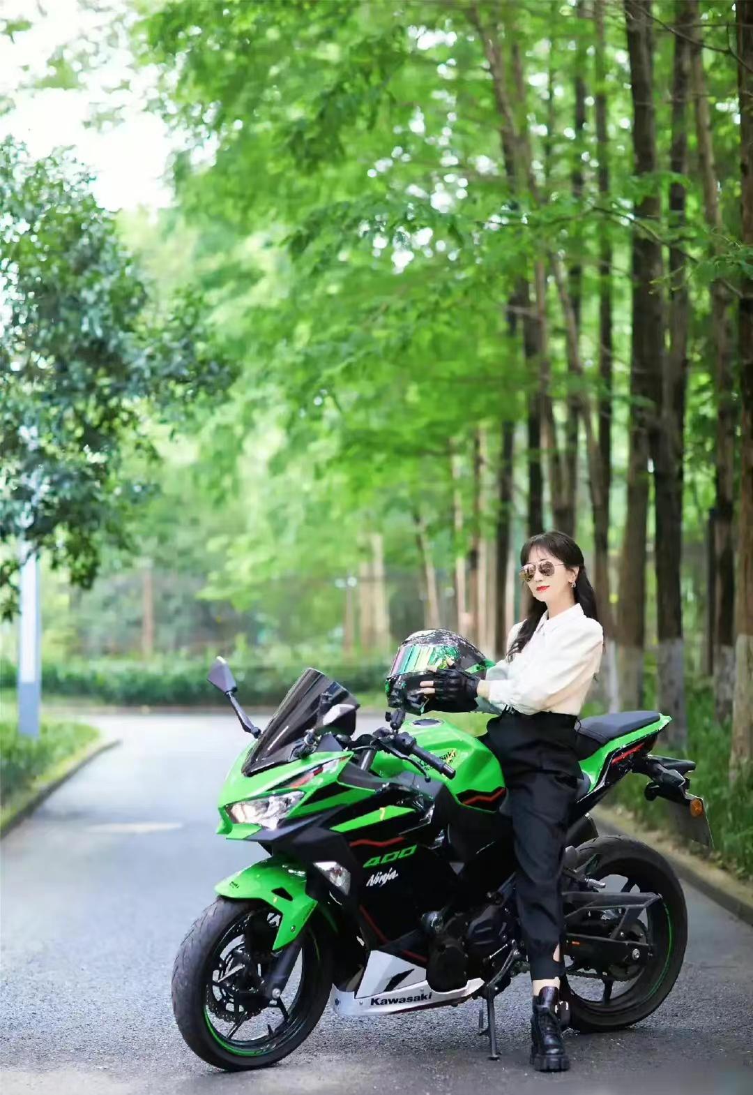 赵雅芝既优雅端庄又调皮可爱,70岁的赵雅芝滑滑板