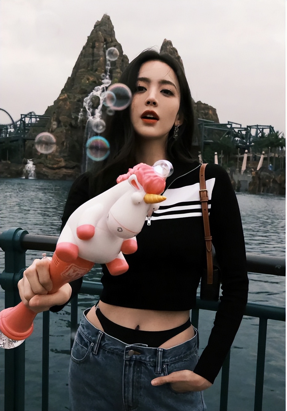 赵露思坐姿瑜伽裤穿搭,穿瑜伽裤上街合适吗