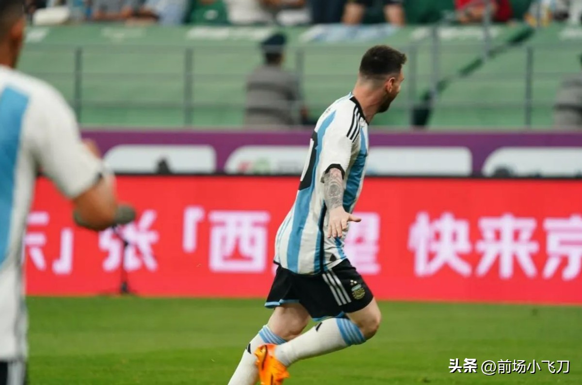 足球比赛球迷涌入球场暴打球员,球迷突破安保冲入球场