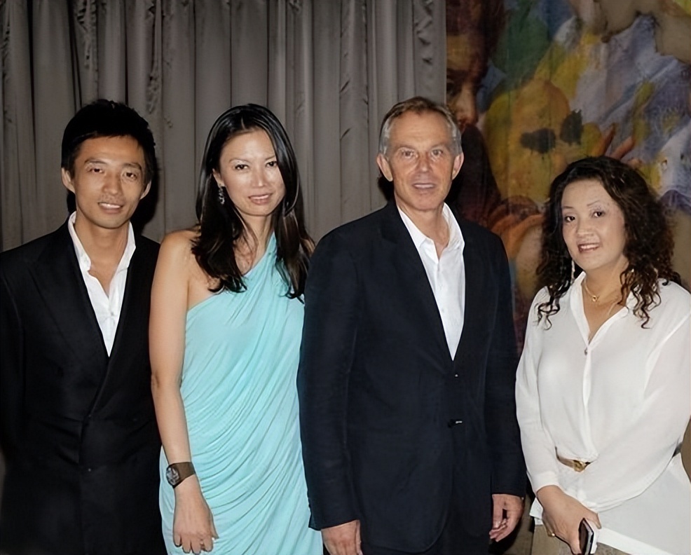 人前装好人背后捅刀,人前人后捅刀子