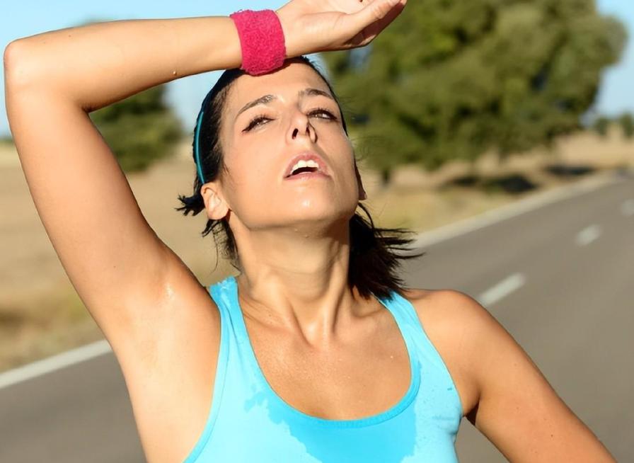 夏天出汗多排尿少对降尿酸影响吗,多运动尿酸能降低吗
