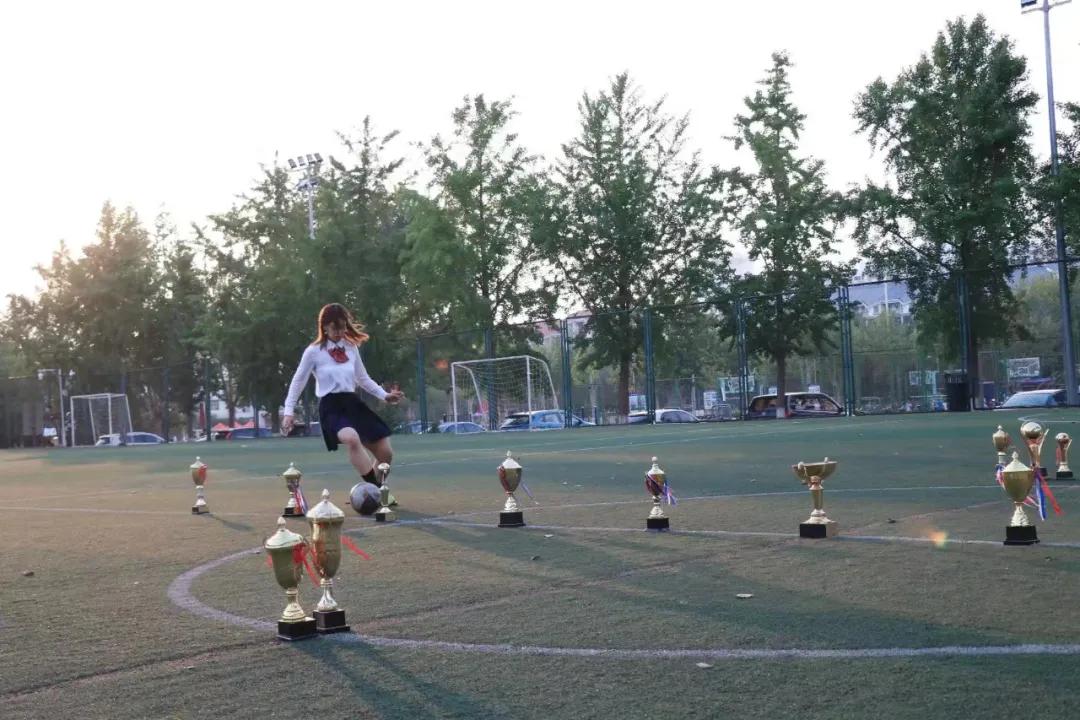 汤雪逸清华女足,足球女孩永不言败