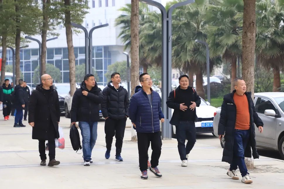 举办校园足球友谊赛,以赛促学以赛促交流