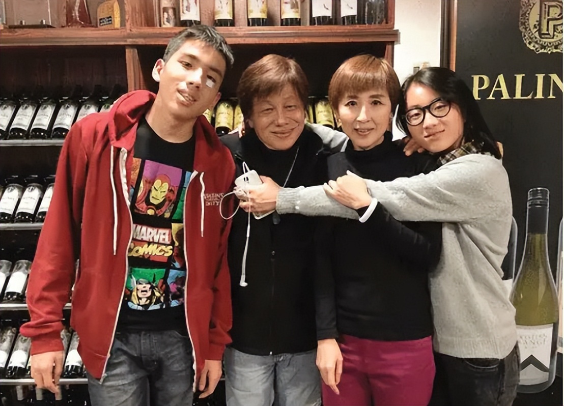 来内地养老的七位港星：农村盖大别墅，免费坐公交，生活很滋润