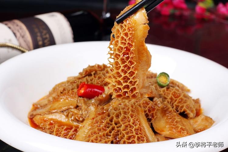 为什么外国人养牛在牛身上开个洞,现在的奶牛都在牛身上开洞吗