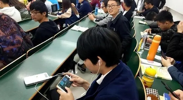 贵阳学校手机泡水后续赔多少,学校回应学生手机被泡水处置