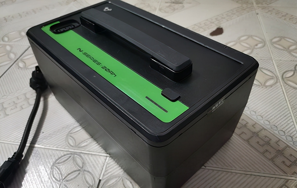 石墨烯黑金电池和铅酸电池哪个好,铅酸电池和黑金石墨烯电池的区别