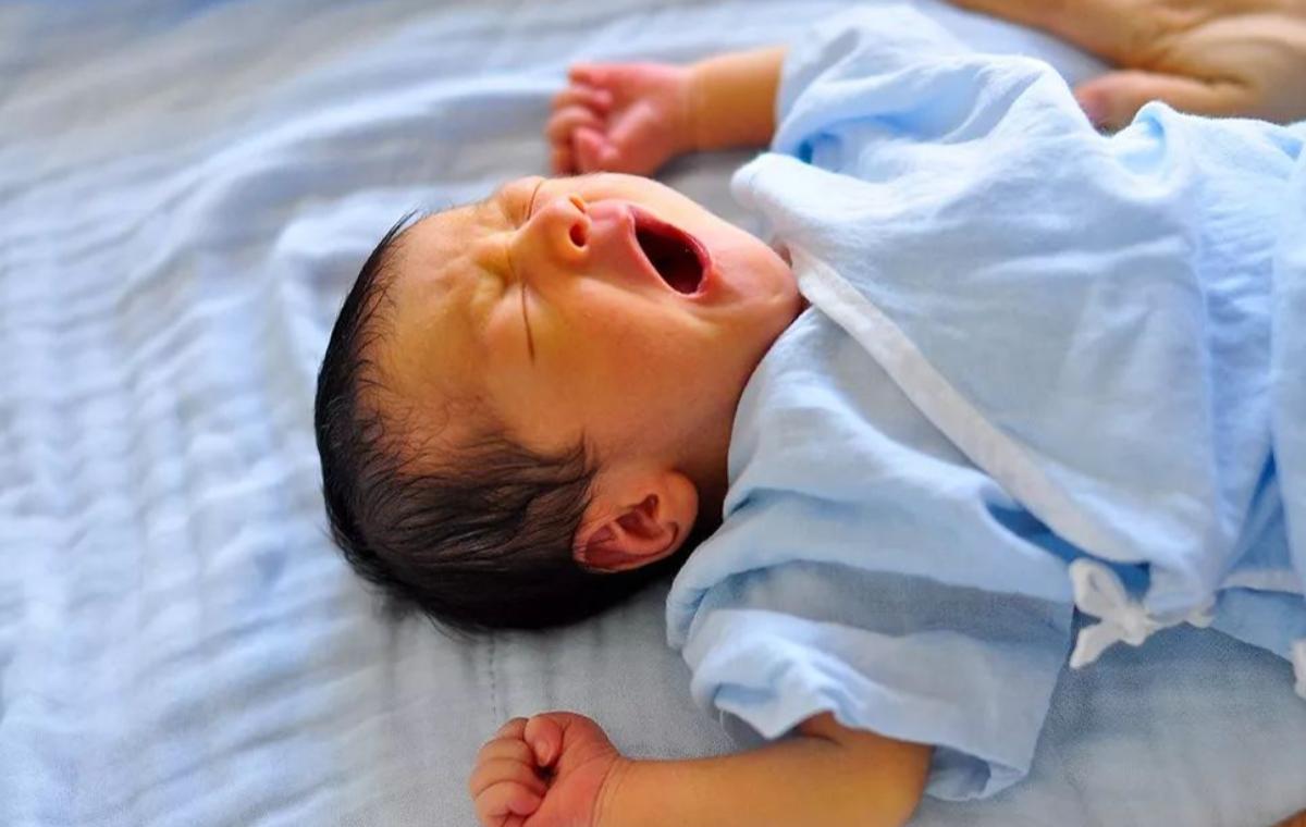 宝宝睡觉青蛙腿什么时候消失,小月龄的宝宝睡觉青蛙腿