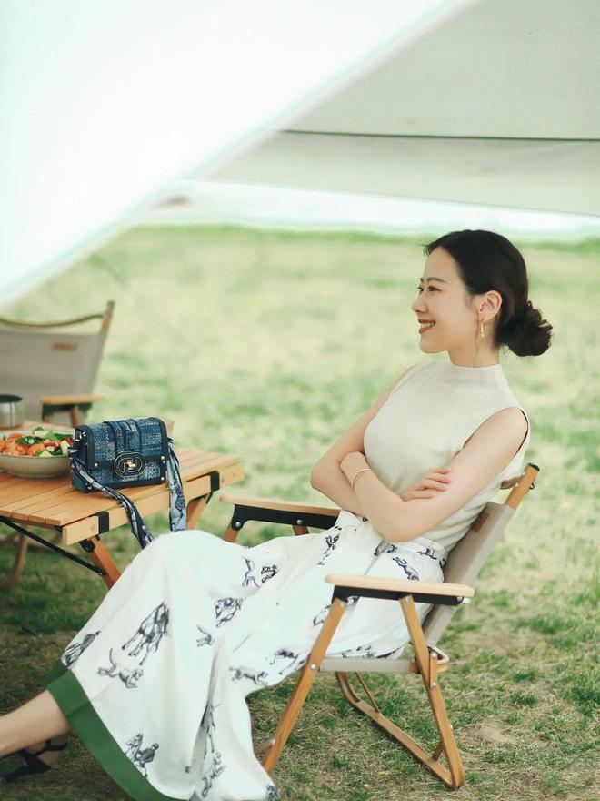 中年女性怎么穿的减龄又有职业感,中年女人减龄的穿搭