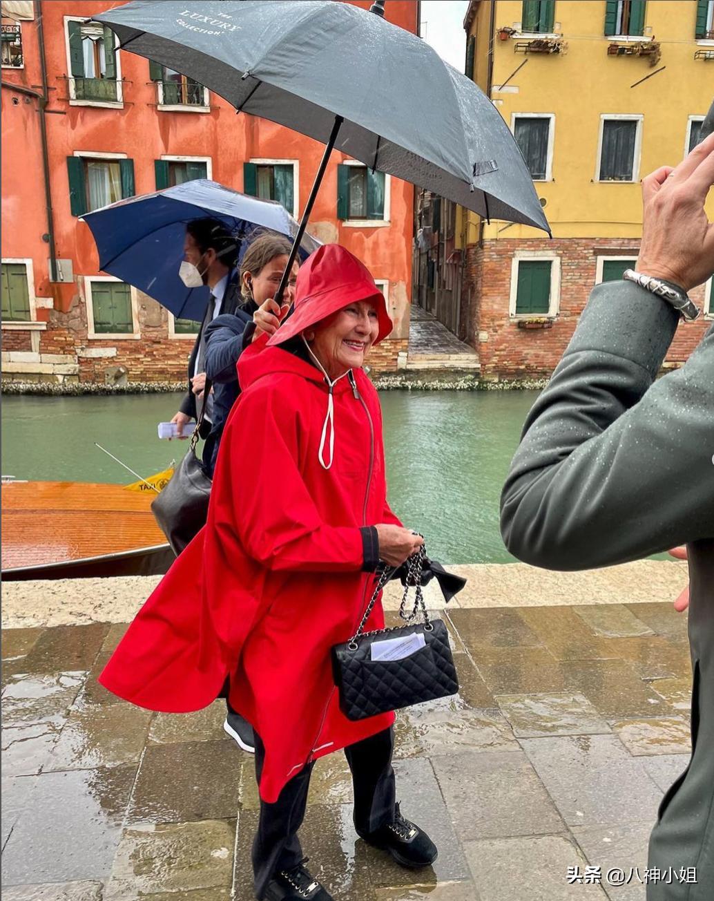 85岁平民王后替夫出席公务，大牌不断，婚姻竟然是欧洲最美满的？