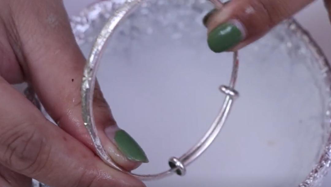 银手镯发黑切记别用牙膏洗,银手镯黑了用什么洗可以洗掉