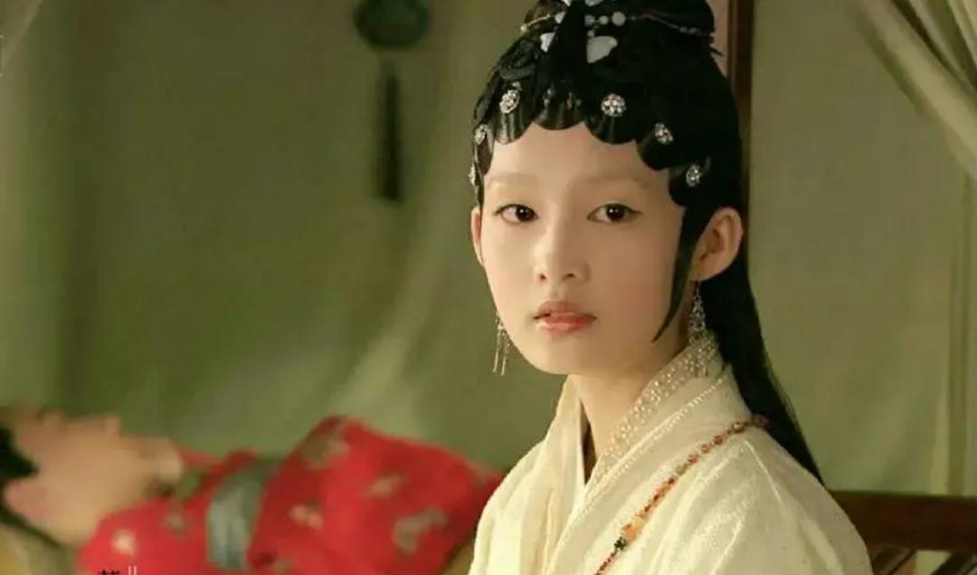 李沁氧气感绿意写真,氧气美人的肌肤