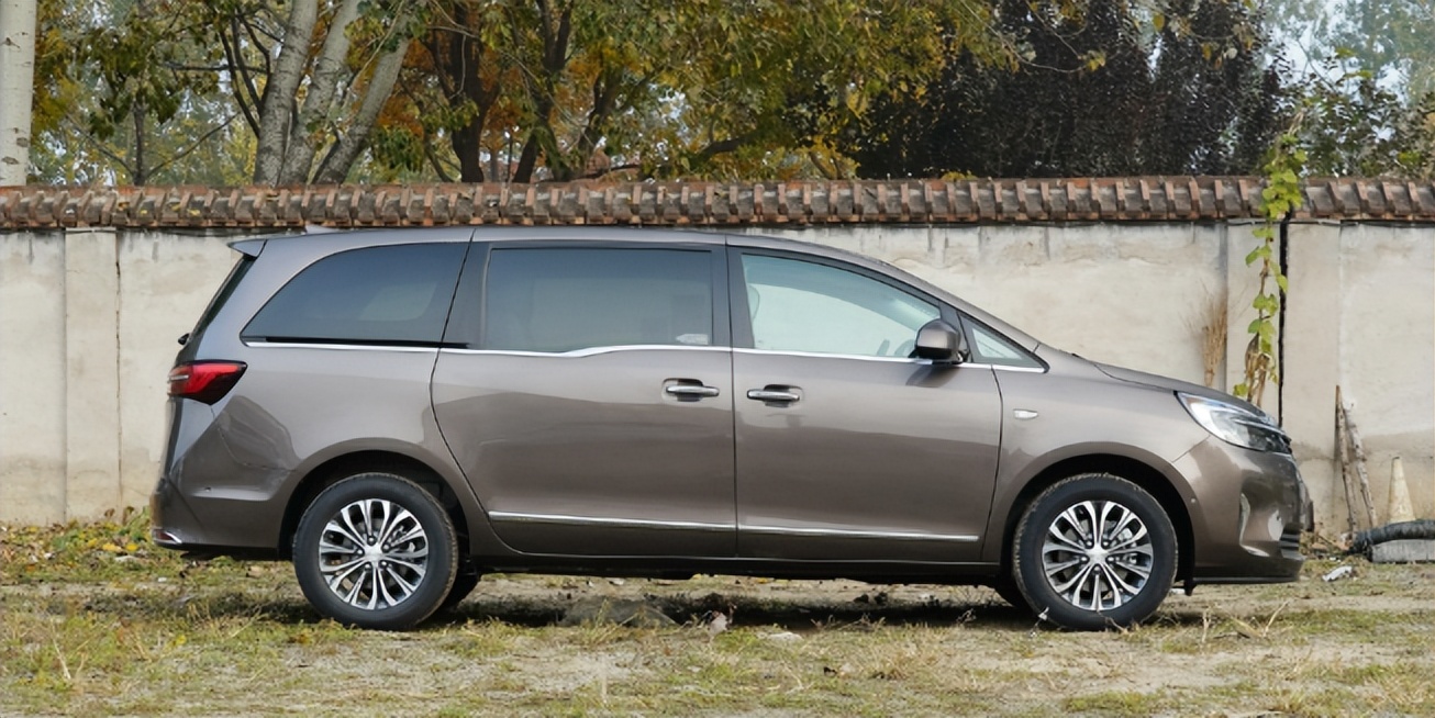 别克gl82.0t9at,别克gl8陆地公务舱智享型预算5万