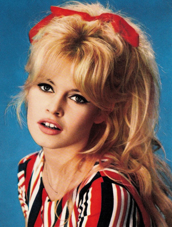 马克龙和巴西总统互怼,马克龙回法国最新言论