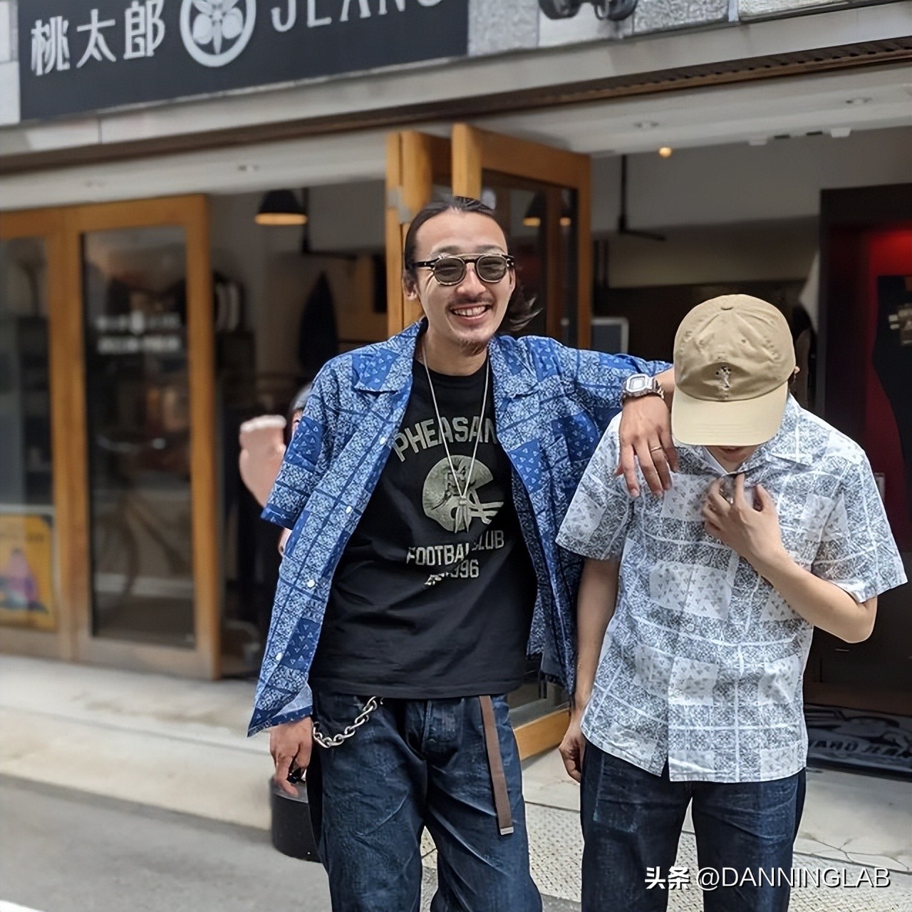 这个夏天一定要穿一次花衬衫,复古花衬衫怎么穿出高级感