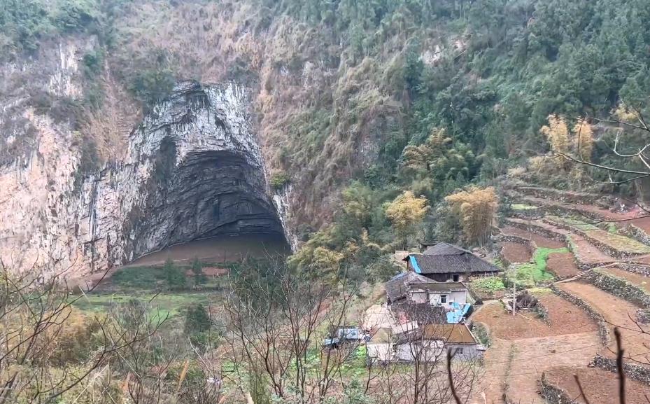 重庆天坑下的5户人家,重庆天坑底部住着5户人家