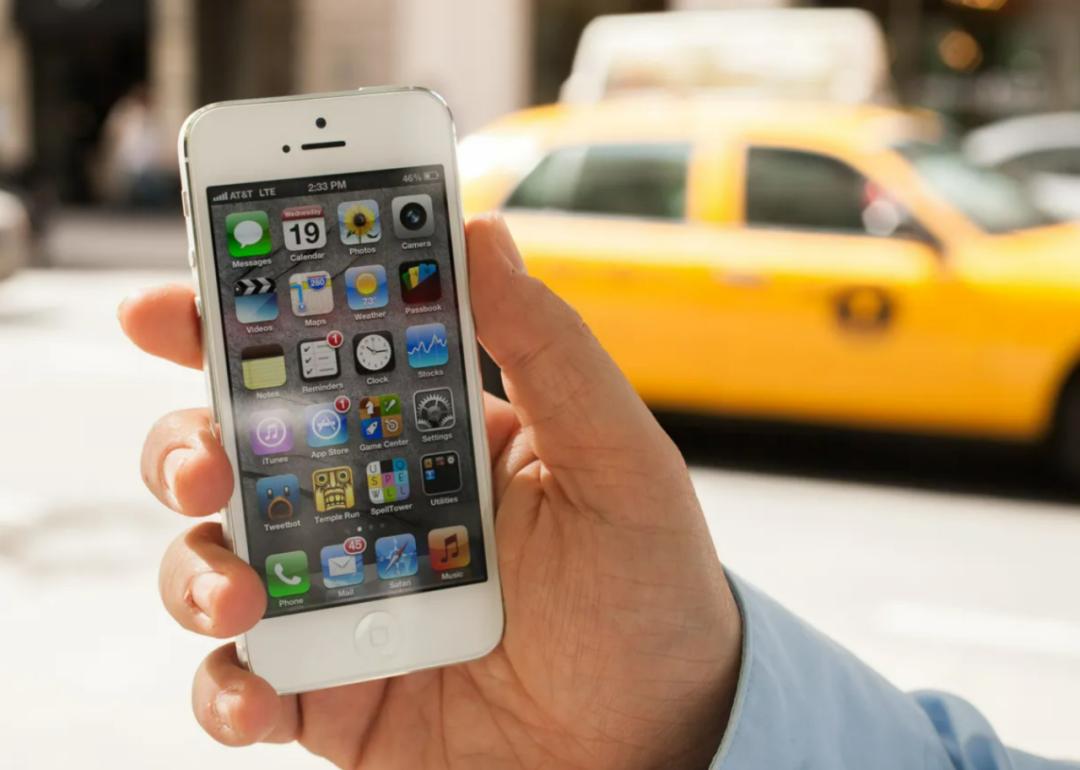 现在在用十年前的手机,拿着现在的手机回到十年前