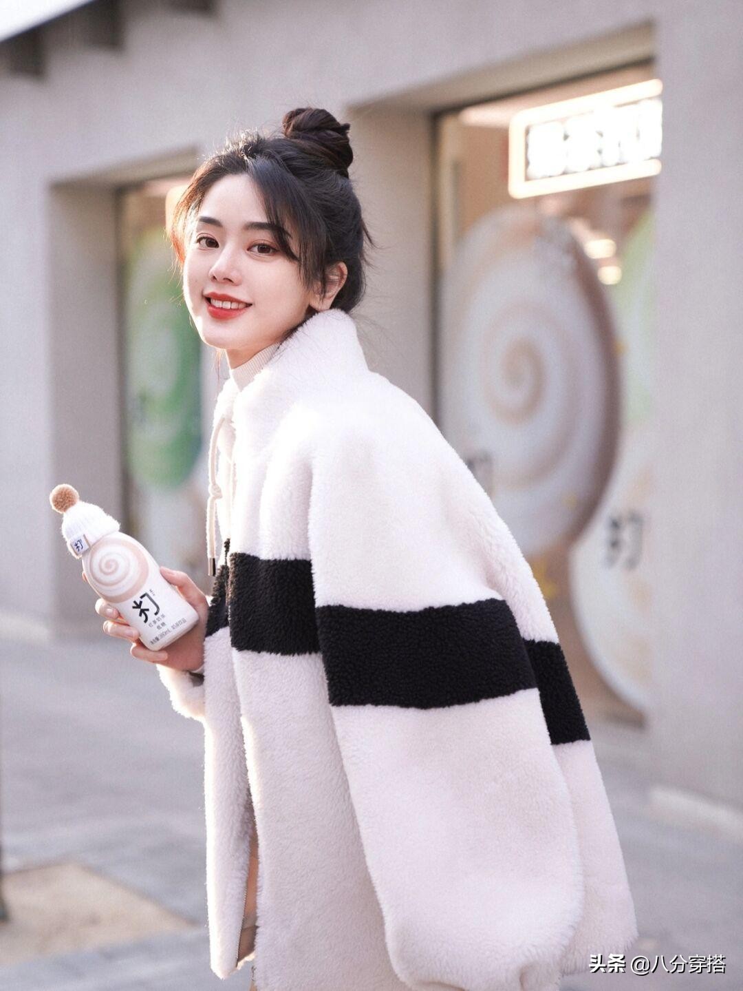 今年最火的羊羔绒外套,羊羔绒外套冬季温柔系穿搭