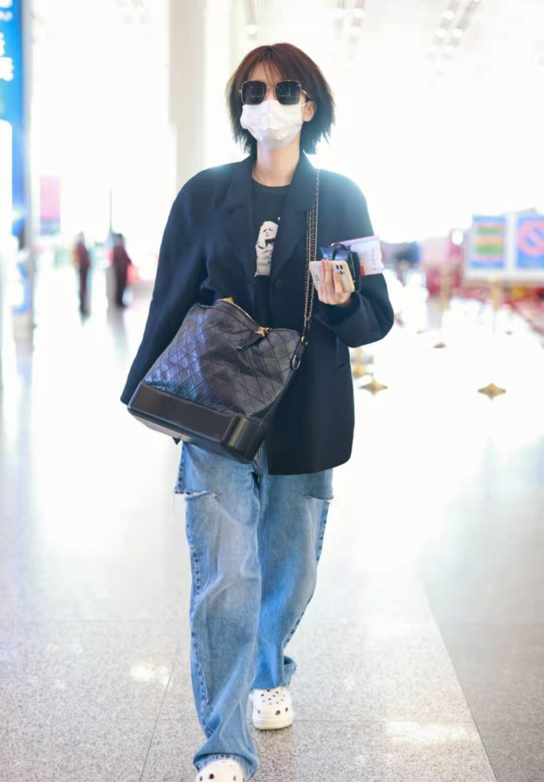 乔欣私服穿搭效果惊人,乔欣现身北京机场牛仔裤配长靴