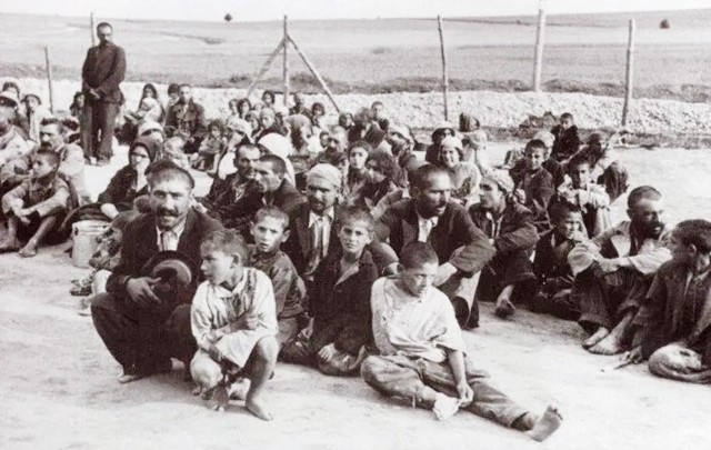 纳粹处决犹太人，两天枪毙三万多人，行刑前还拍照留念