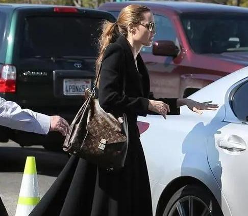 网友批高价炒lv帆布袋又蠢又虚荣,网友批高价炒lv帆布袋