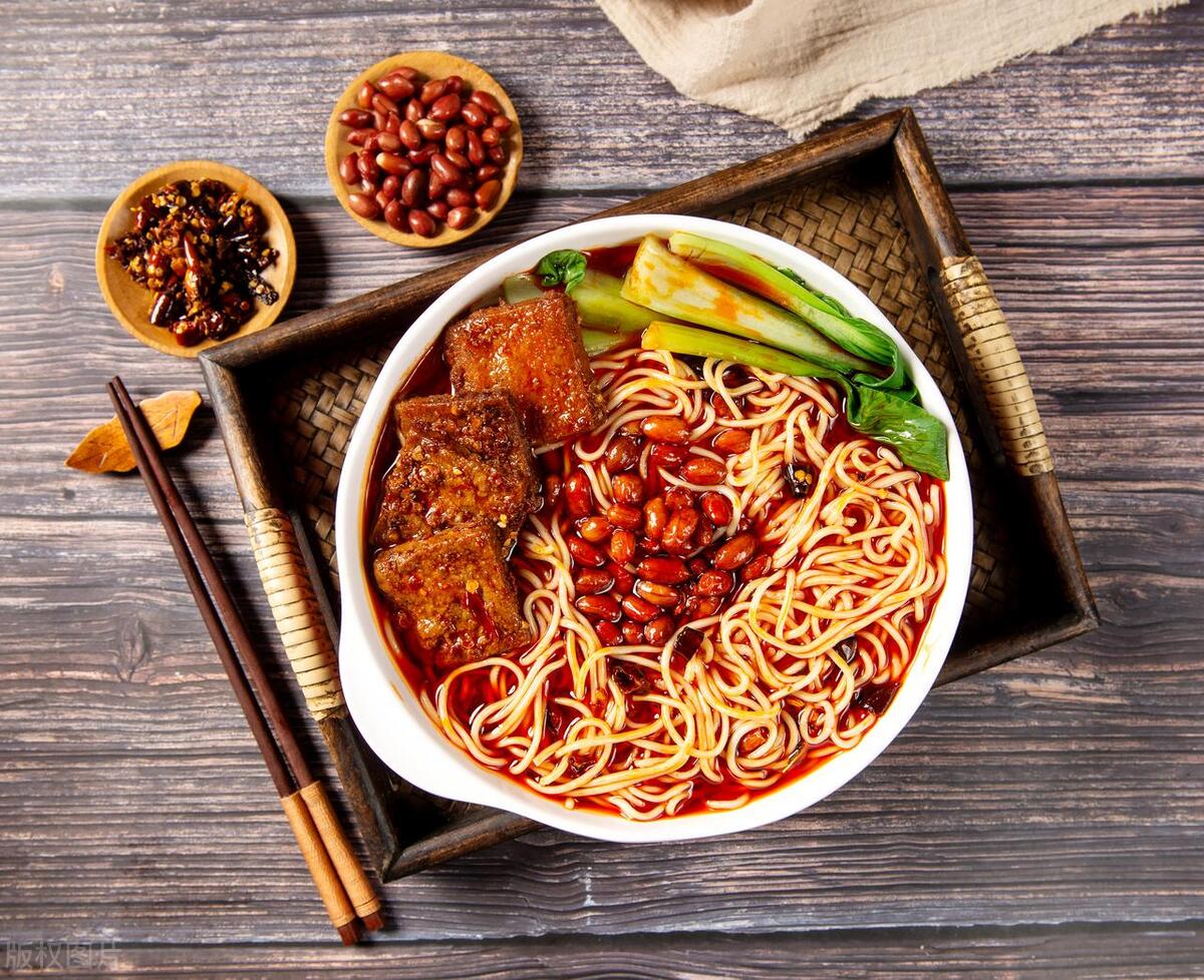 ChatGPT:成都和重庆的美食谁的更加好?