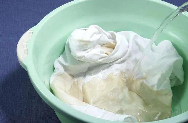 衣服溅到油渍隔了几天怎么洗,吃饭油渍溅衣服上了怎么快速去除