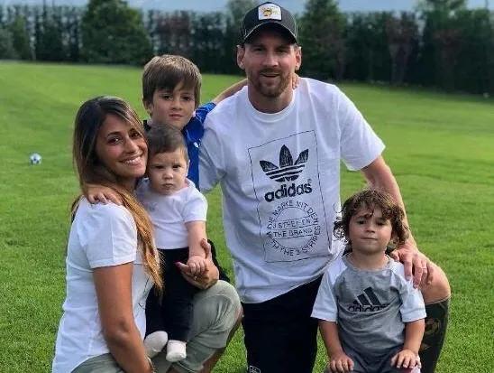 梅西球迷吹响梅吹,一个梅西球迷一个c罗球迷