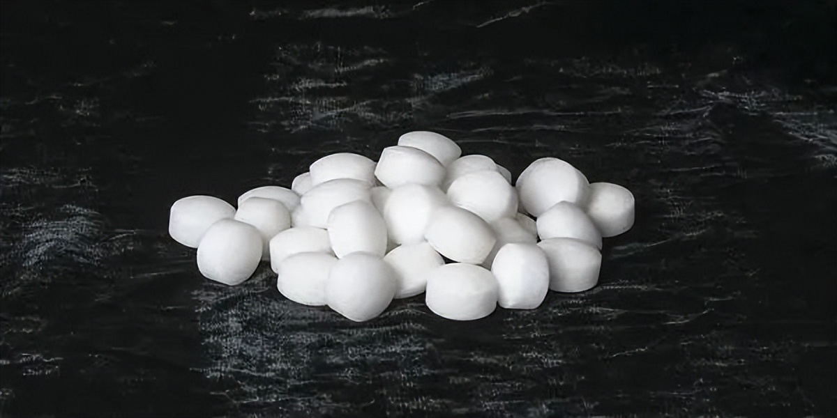 衣柜防虫防霉樟脑丸有毒吗,柜子有异味放樟脑丸有效果吗