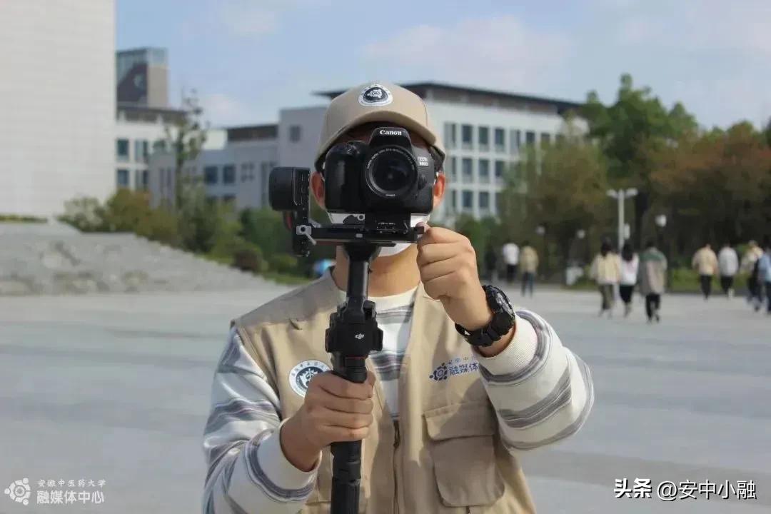 记者节致敬新闻人物,小记者致敬记者节