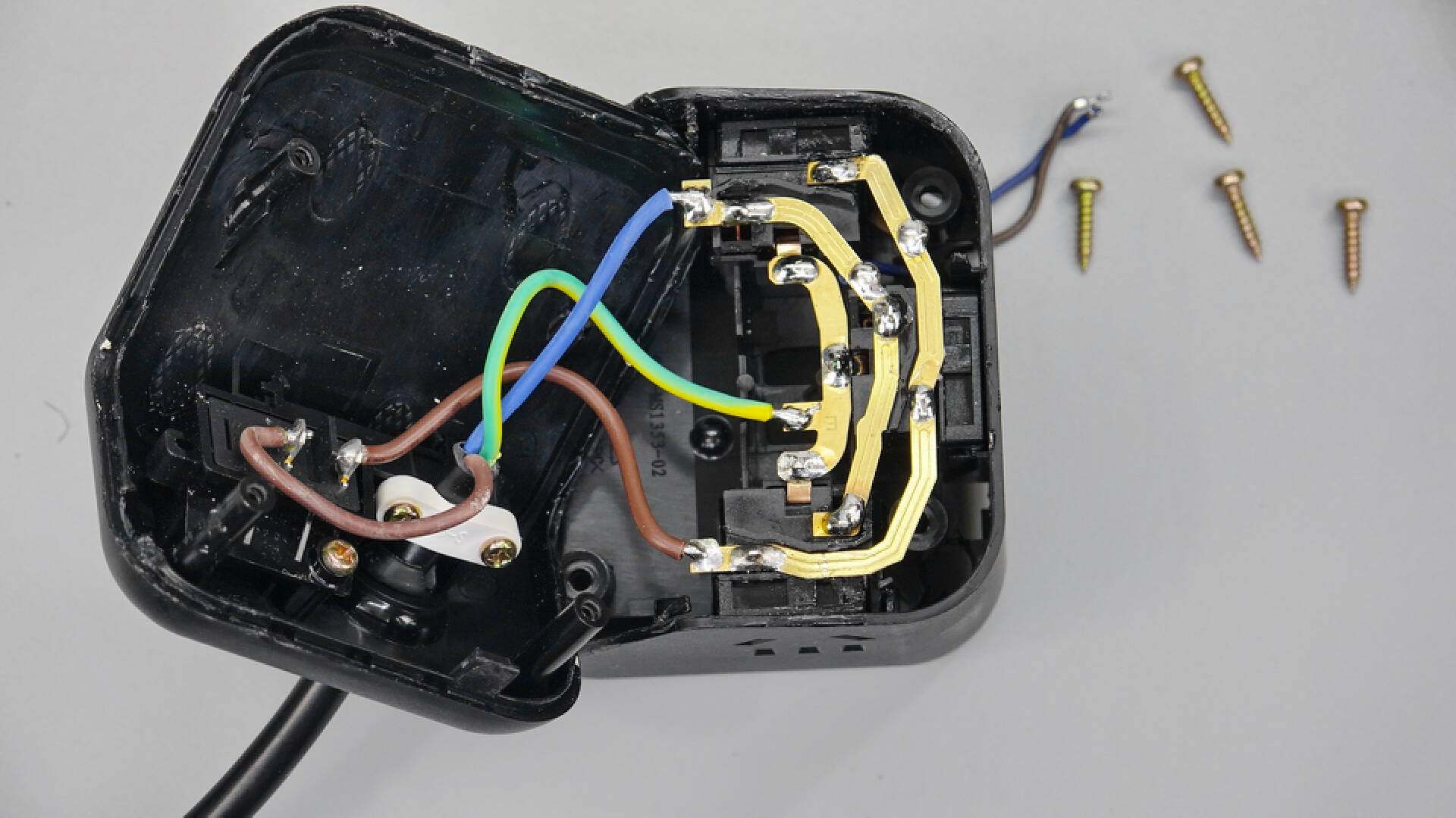 公牛新款67w快充插座拆解,公牛防过充保护插座拆解