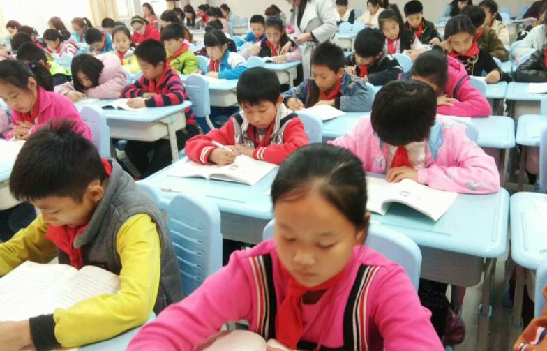 学生《我的小姨》作文，意外泄露小姨太美的秘密，小姨笑不活了