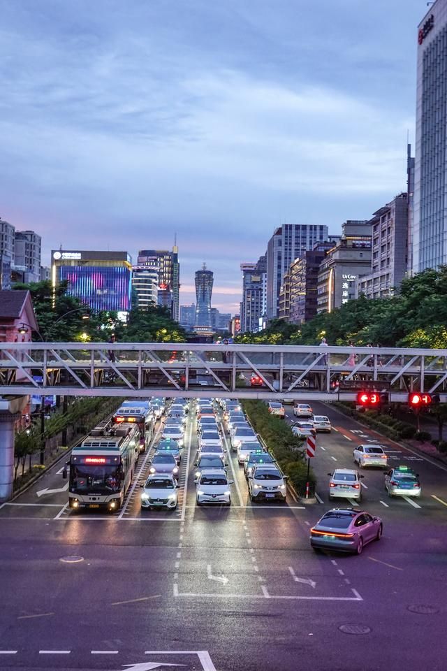 杭州路上的夜景视频,杭州延安路步行街夜景照片