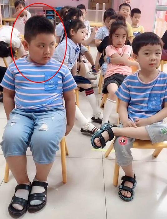 名牌变山寨？同班学生因撞衫拿错衣服，宝妈讨要，对方却倒打一耙