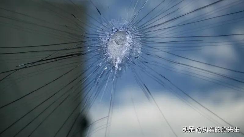 建筑节能中，建筑玻璃是一个非常薄弱而且较易让人忽视的重要环节