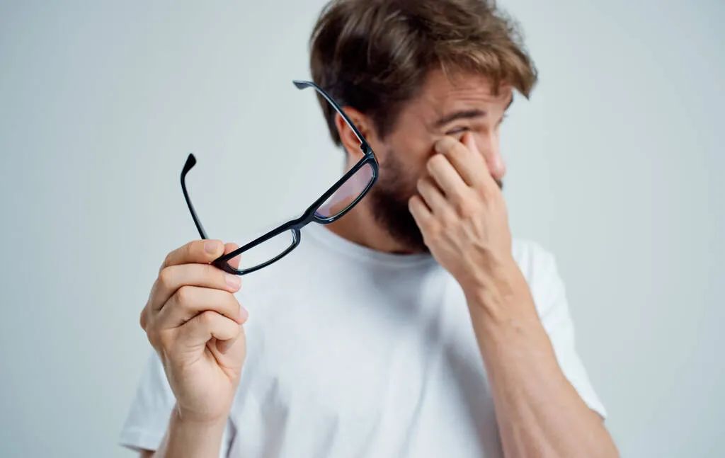 眼睛有血丝脸也红是怎么回事,眼睛红有血丝预示着肝有问题吗