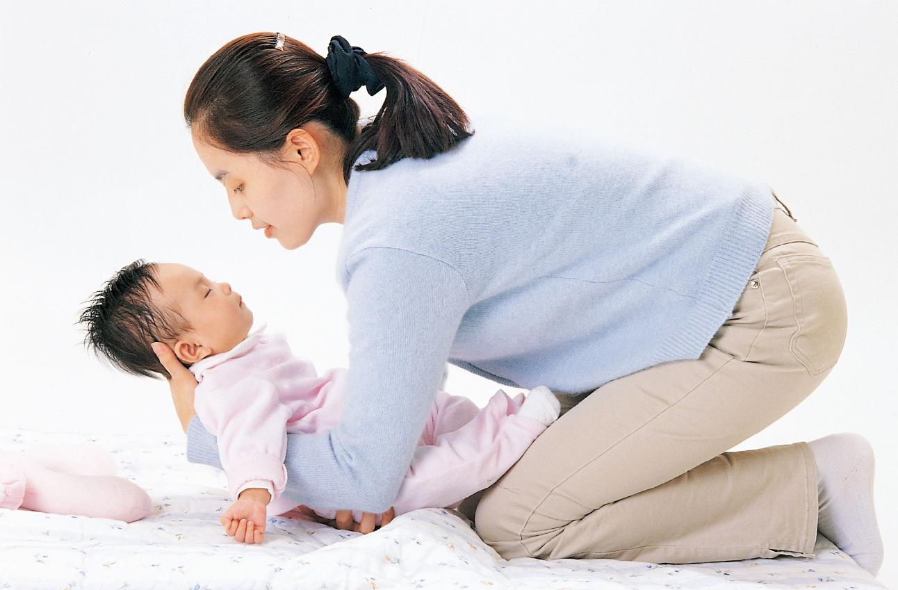 美女地铁“漏尿”裤子湿了一块，被帅小伙嘲笑，阿姨们怒怼：无知