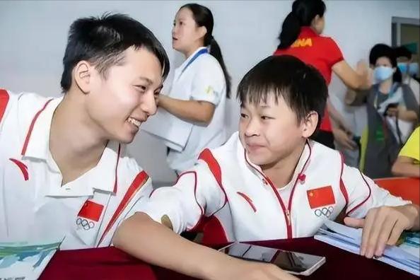 奥运冠军全红婵与他人合影,奥运冠军全红婵简历