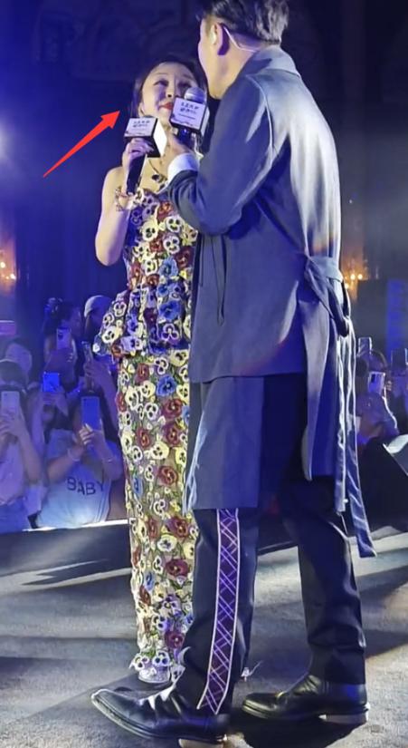 张信哲录节目面部浮肿老态明显,54岁的张信哲参加庆典的视频