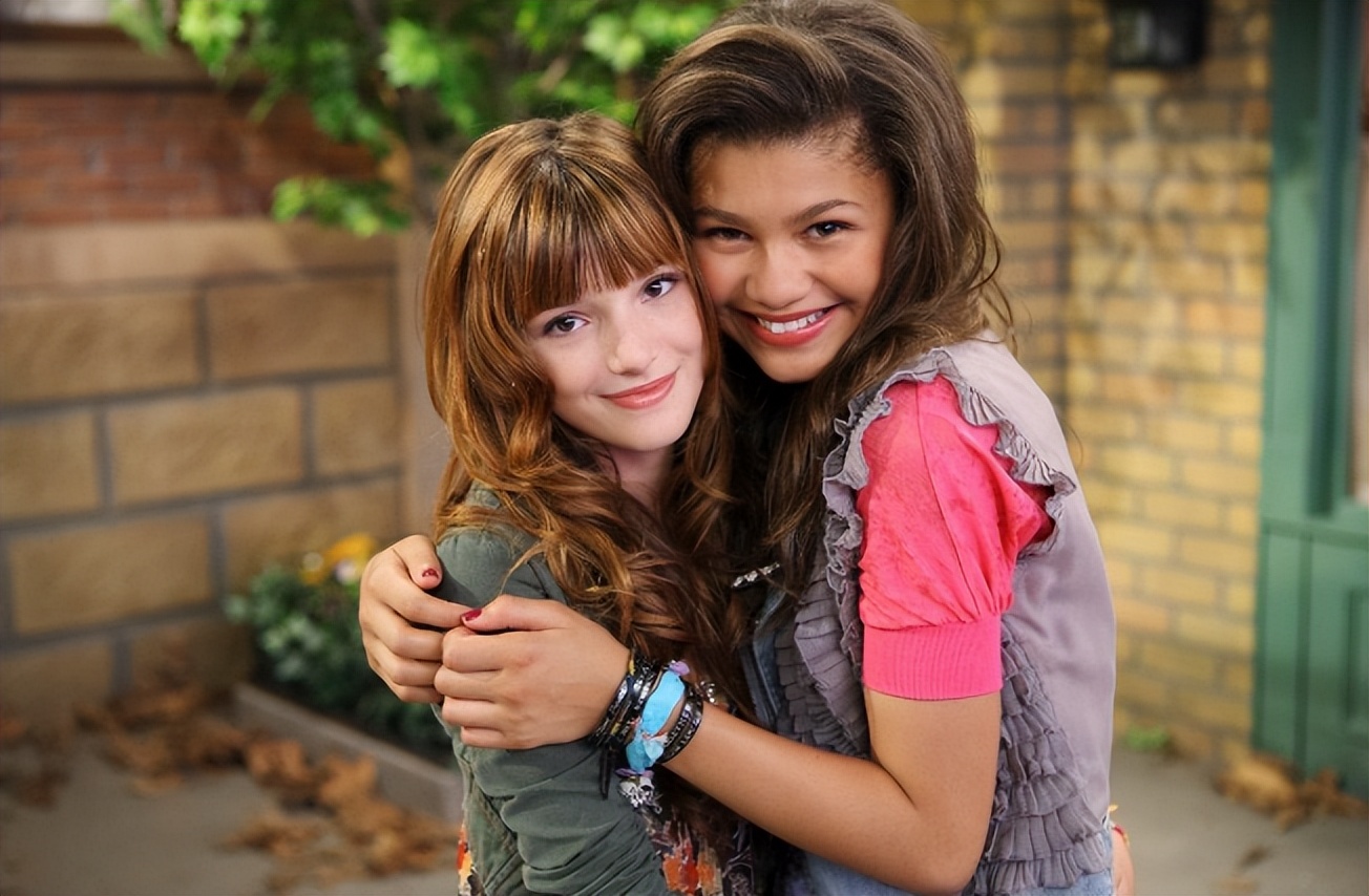 好莱坞顶流被讽脚臭，高跟鞋打脸，男神收割机把日子过成啥样了？