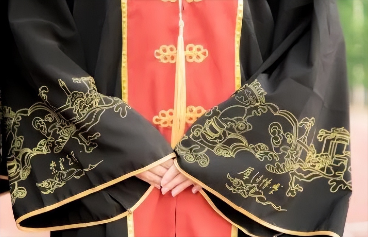 毕业生设计中式学位服仙气十足,武汉大学学位服形象宣传